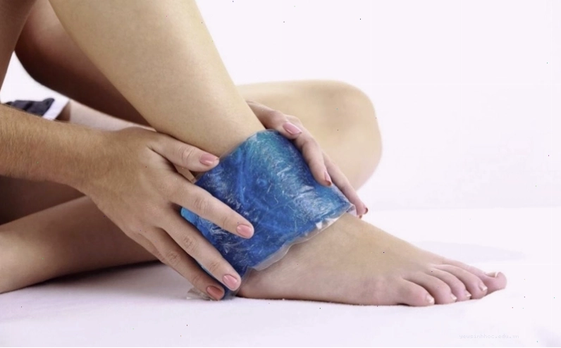 Biểu hiện của xuất huyết dưới da ở người già với các đốm đỏ tím trên da