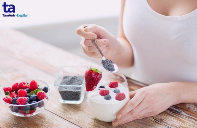 Bữa ăn lành mạnh cho người lớn với cá hồi, rau xanh và khoai lang