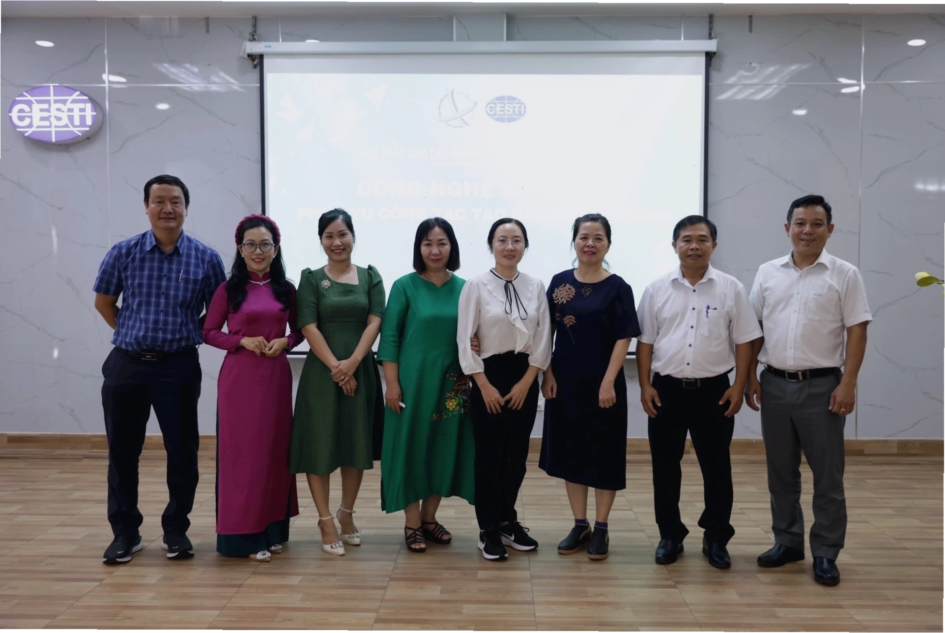 Các đại biểu chụp ảnh lưu niệm tại hội thảo về giống mới