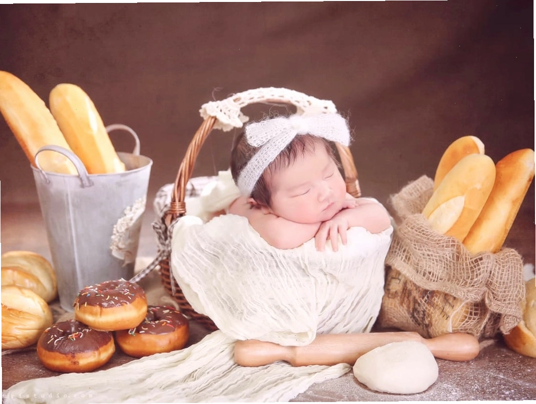 Cận cảnh má lúm đồng tiền của em bé