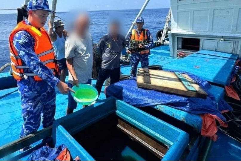 Cảnh sát biển bắt giữ tàu vận chuyển trái phép