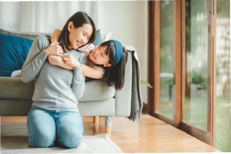 Cha mẹ đang dạy dỗ con cái với tình yêu thương