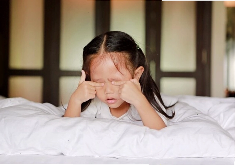 Cha mẹ không nên chủ quan nếu bé nổi ban đỏ ngứa nhiều ngày, ăn ngủ kém