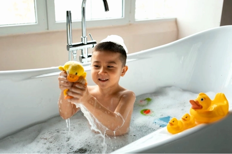 Cha mẹ vệ sinh sạch sẽ cho con mỗi ngày
