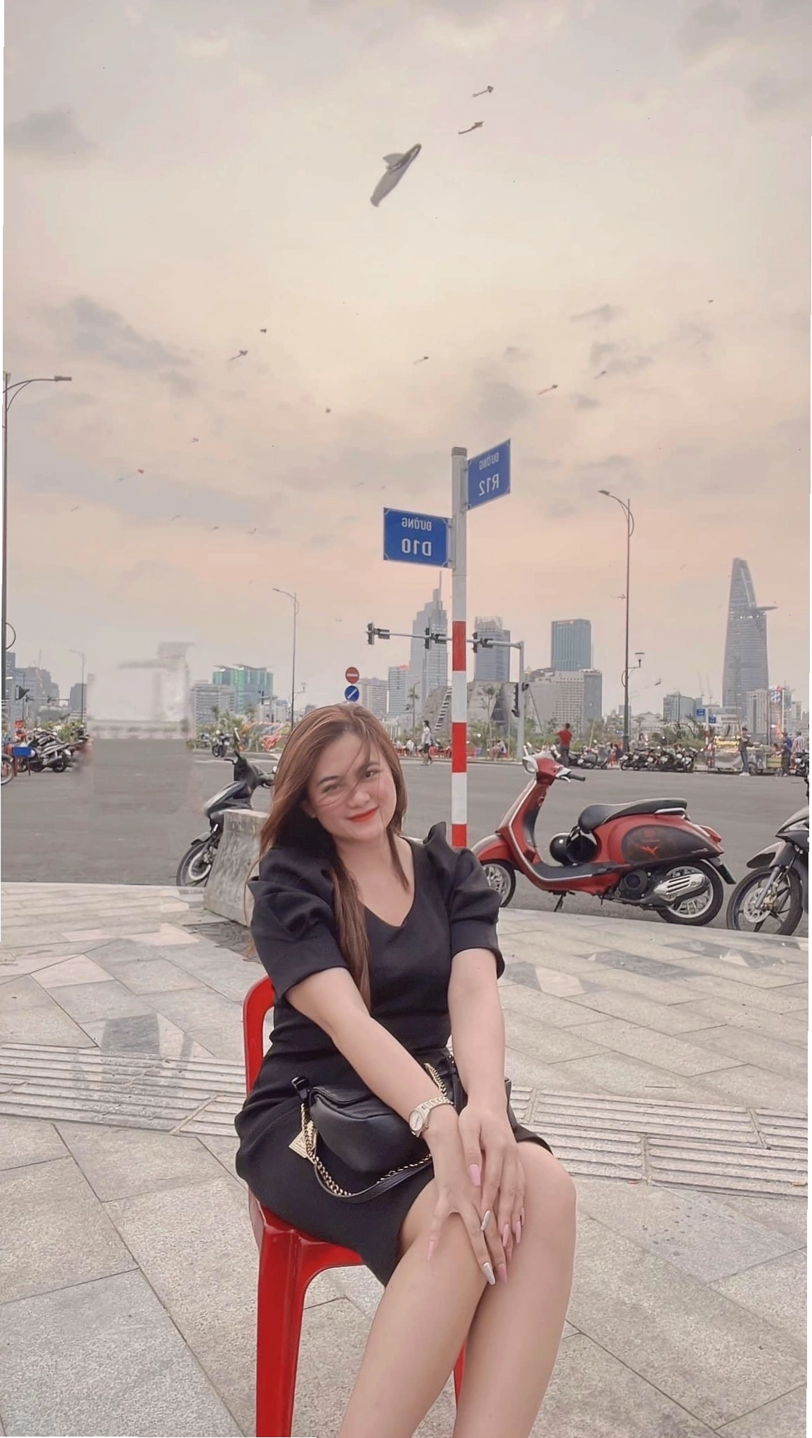 Chân dài xinh đẹp diện váy dịu dàng đi xem thả diều