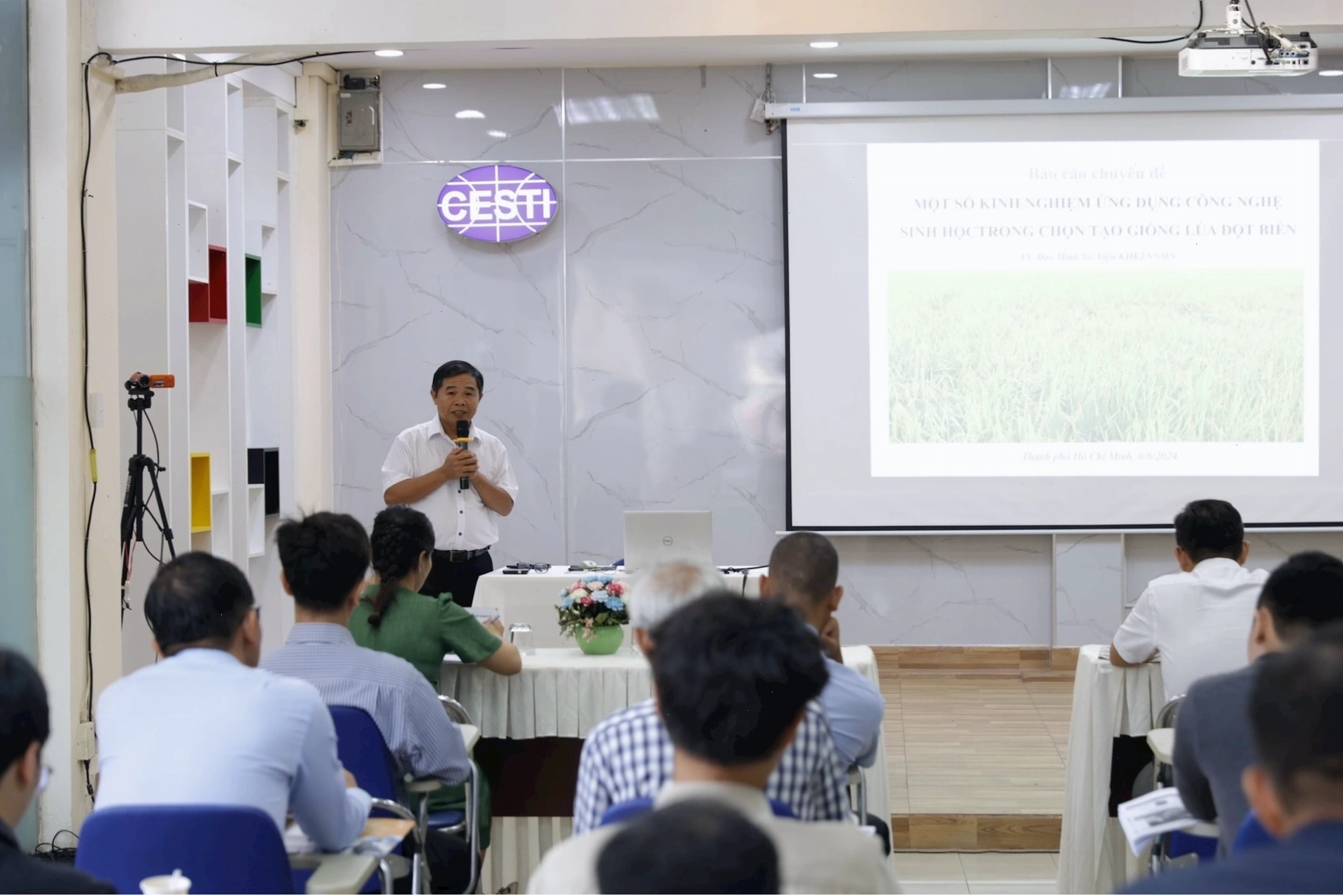 Chuyên gia nghiên cứu về công nghệ sinh học