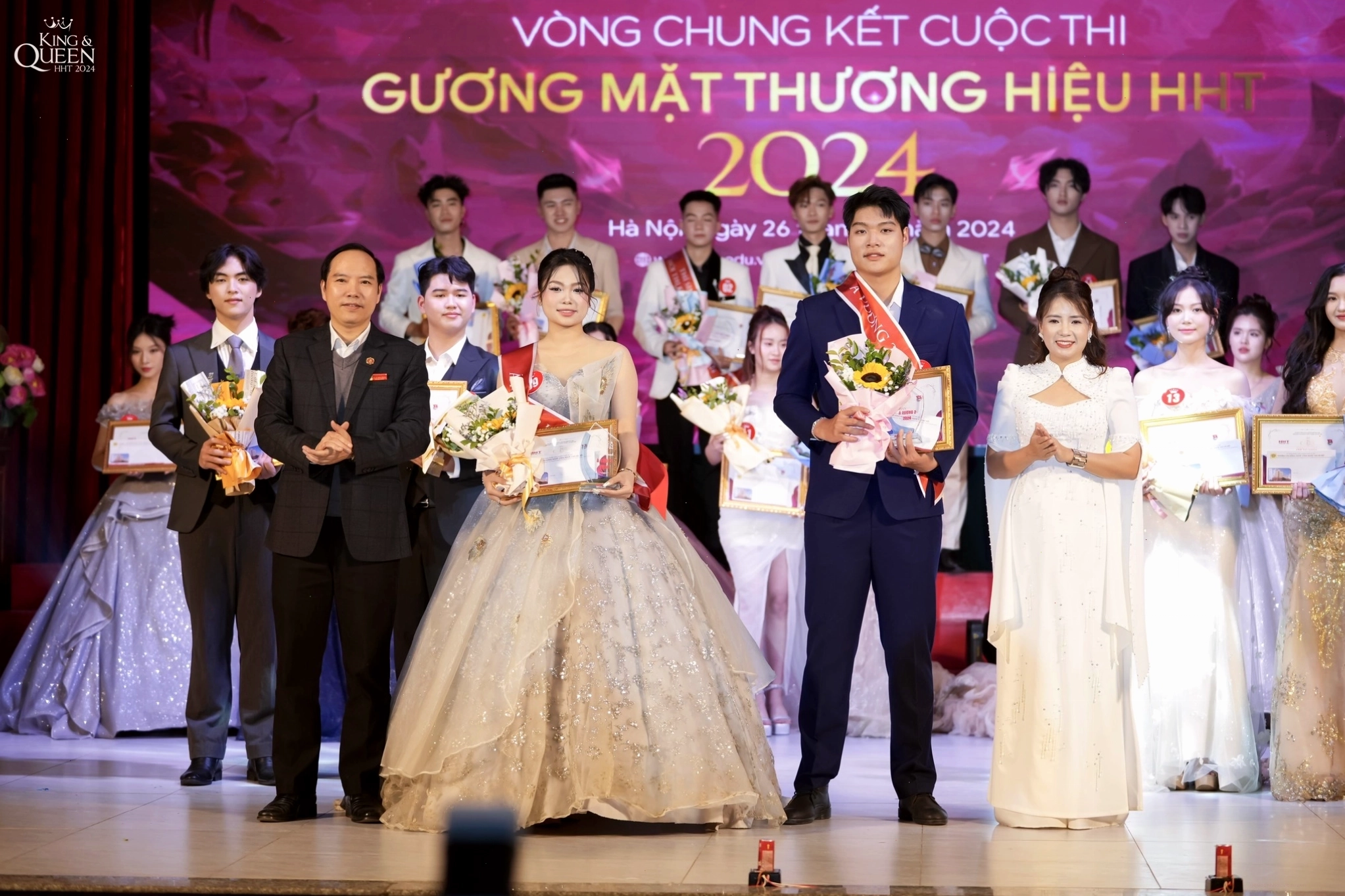 Chuyên viên tư vấn kỹ thuật nông nghiệp trao đổi với nông dân