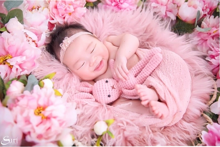 Cô bé đáng yêu với má lúm đồng tiền