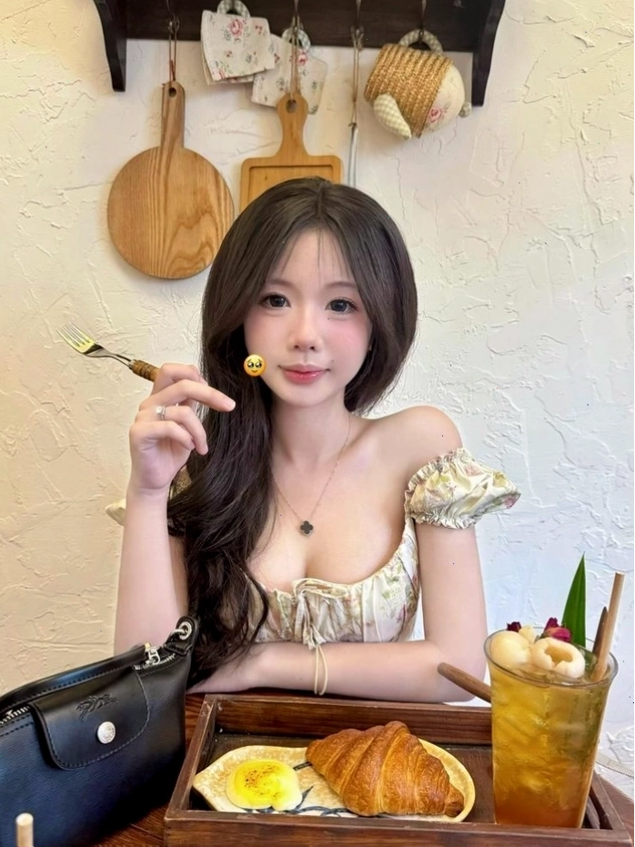 Cô gái 2007 che mặt tạo ánh nhìn cuốn hút