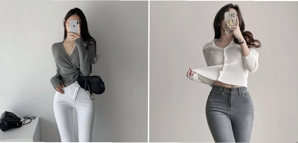 Cô gái cầm điện thoại chụp ảnh trước gương, khoe vóc dáng cân đối