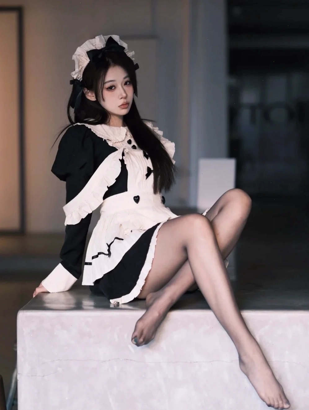 Cô gái cosplay hầu gái với biểu cảm bí ẩn