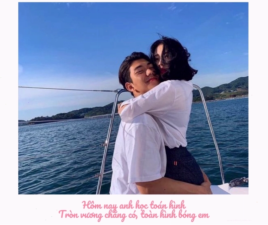 Cô gái cười rạng rỡ, thể hiện sự hạnh phúc