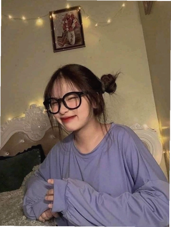 Cô gái cười tươi tự nhiên dưới ánh nắng