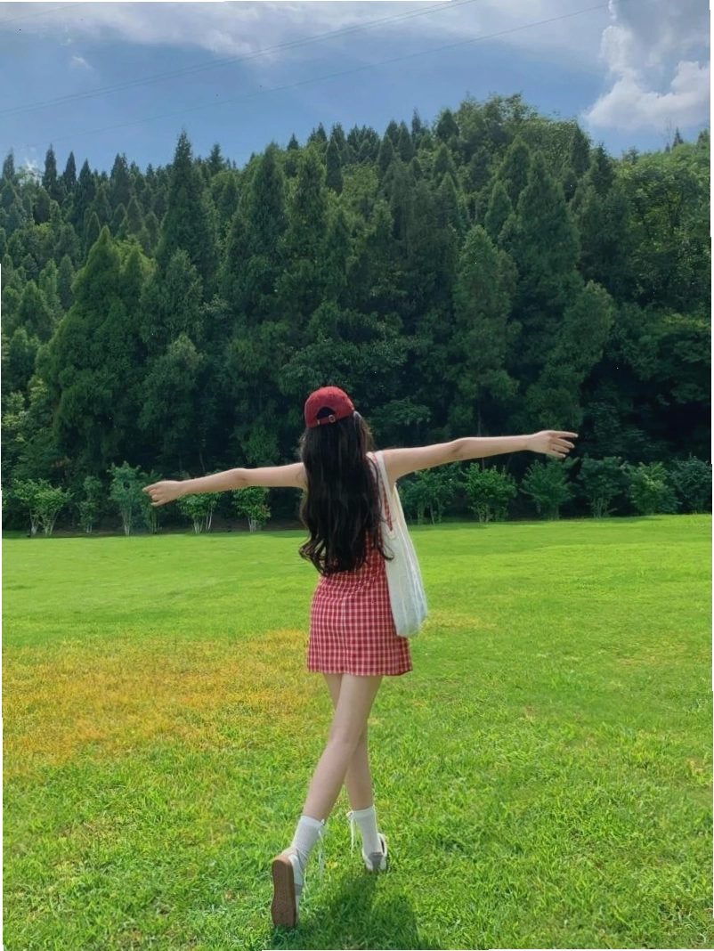 Cô gái dang tay đón gió trên đỉnh núi cao