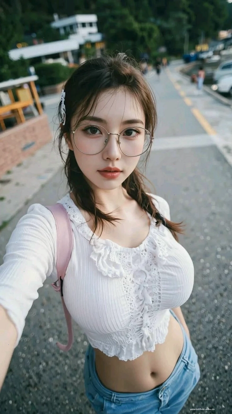 Cô gái đeo kính cận tóc dài dịu dàng và đằm thắm