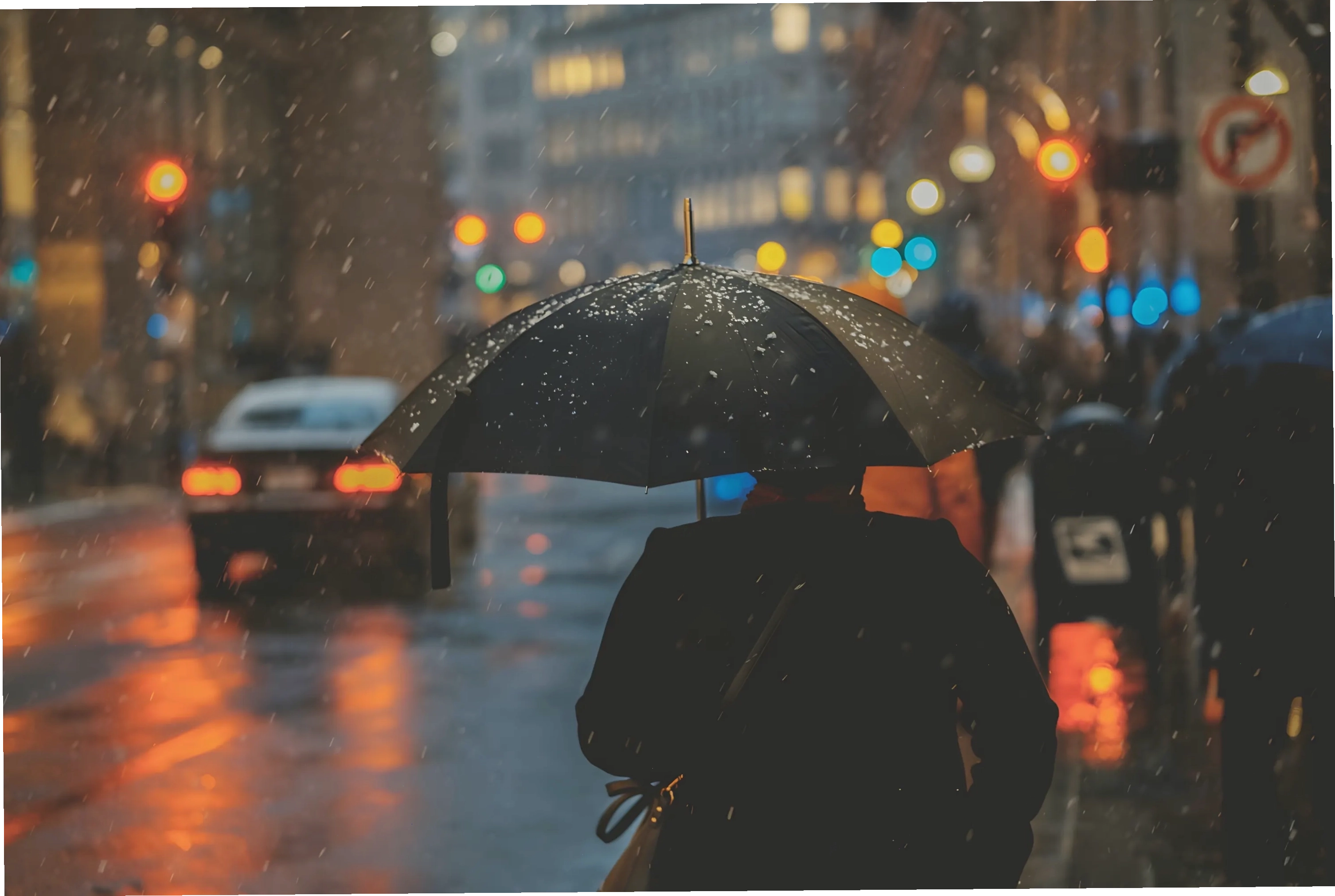 Cô gái đứng dưới mưa buồn trên phố vắng, thể hiện sự cô đơn và suy tư
