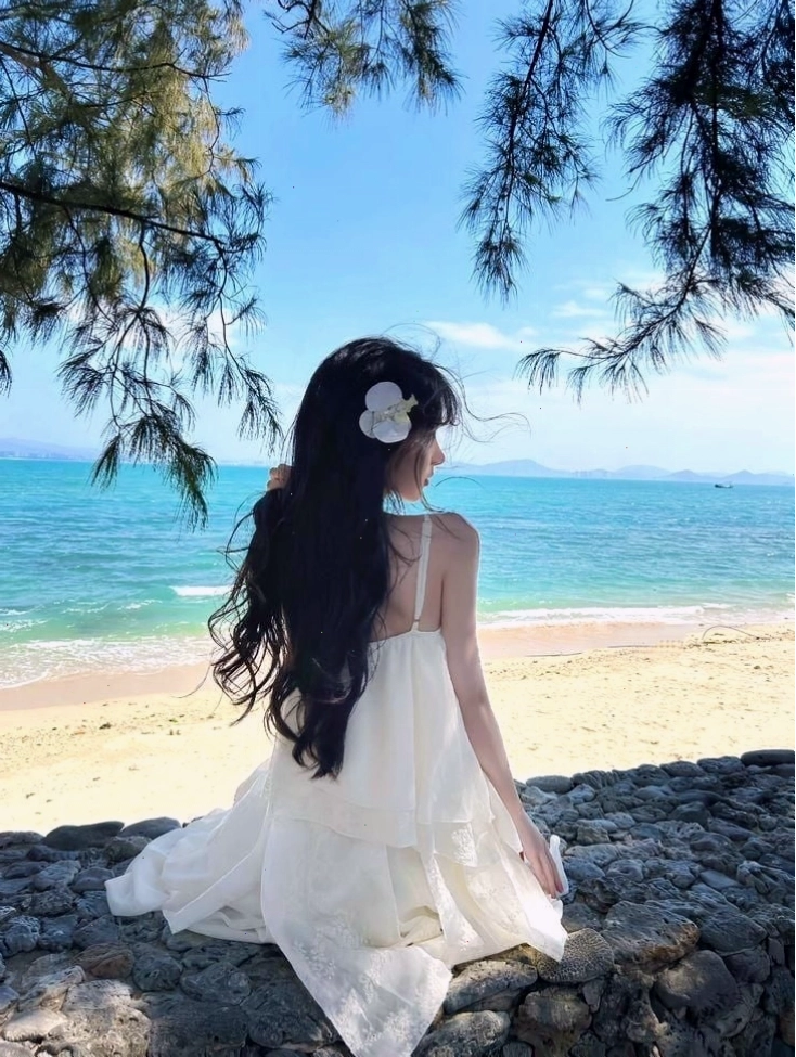 Cô gái đứng giữa cánh đồng hoa dã quỳ nhìn về phía xa