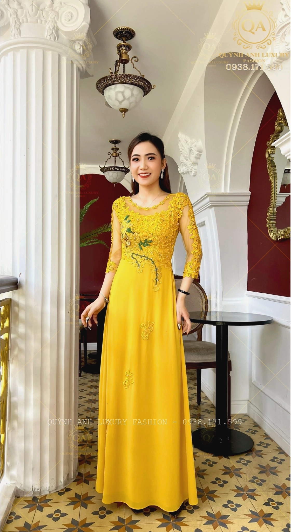 Cô gái duyên dáng trong tà áo dài trắng tinh khôi, nổi bật giữa tiết trời tháng 11
