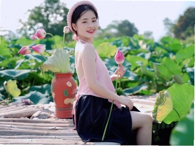 Cô gái Hà Nội diện áo yếm khoe vẻ đẹp dịu dàng
