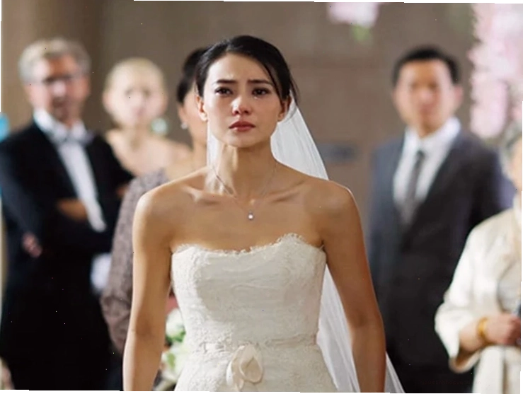 Cô gái Hà Nội tạo dáng tự tin trên phố