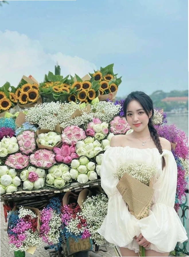 Cô gái Hà Nội tạo dáng xinh đẹp bên xe hoa mùa thu