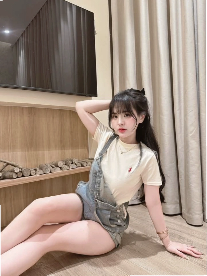 Cô gái K10 diện váy xinh xắn, khoe vẻ nữ tính và dịu dàng