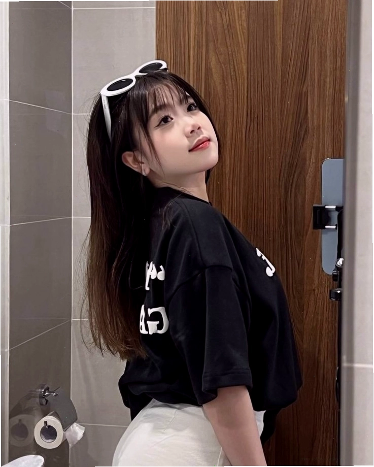 Cô gái K10 tận hưởng khoảnh khắc ngoài trời, khoe vẻ đẹp tự nhiên