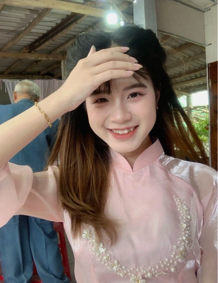 Cô gái K10 tạo dáng ấn tượng, khoe phong cách thời trang độc đáo