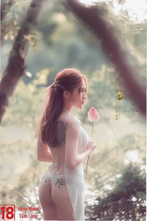 Cô gái khoe dáng nóng bỏng với bikini xuyên thấu