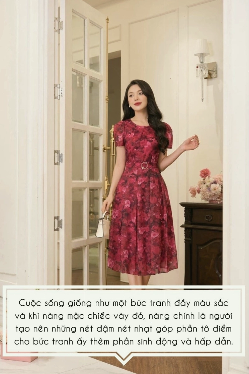 Cô gái mặc áo đỏ nổi bật giữa không gian