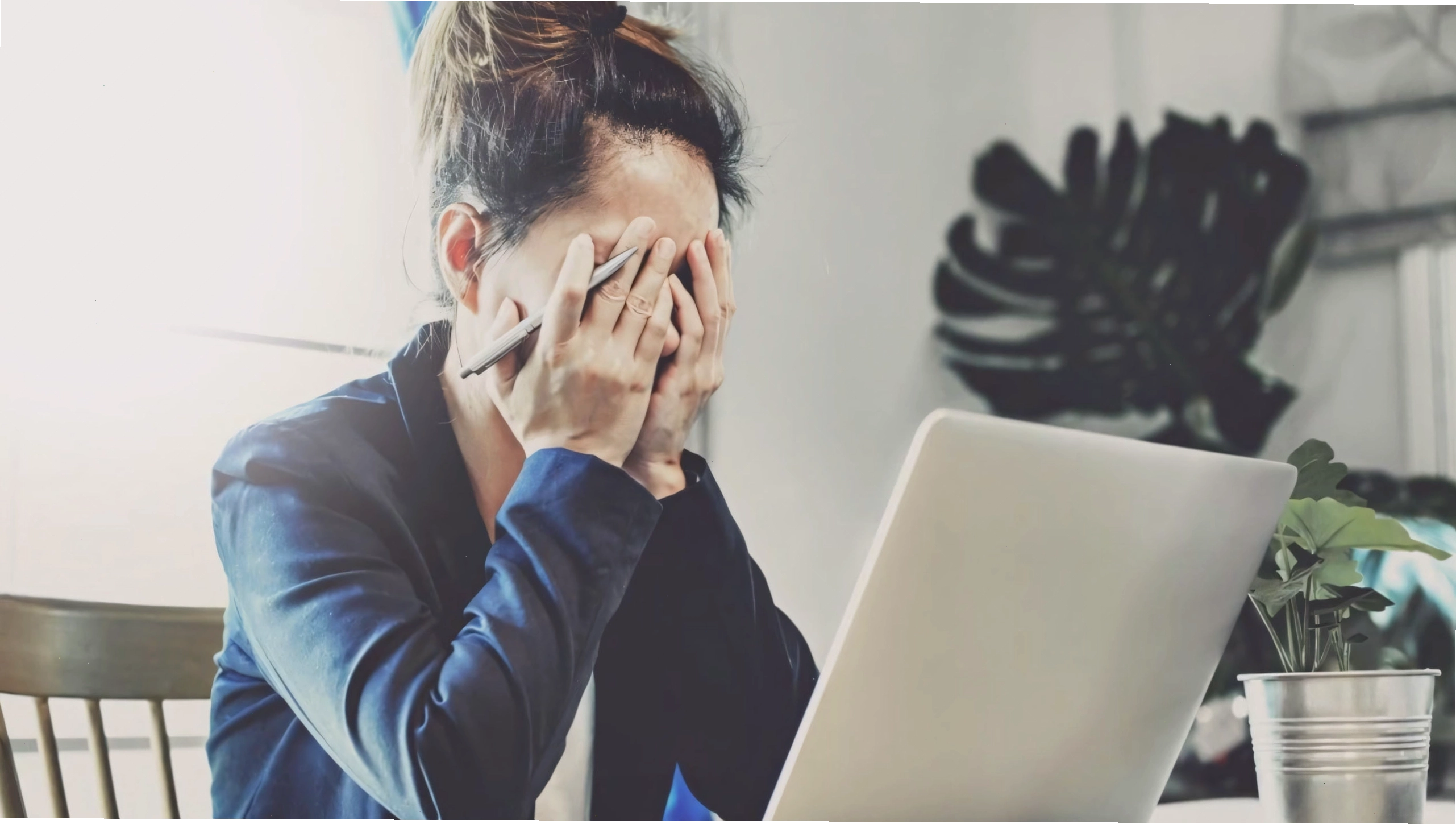 Cô gái mệt mỏi ngồi một mình, ánh mắt nhìn xa xăm