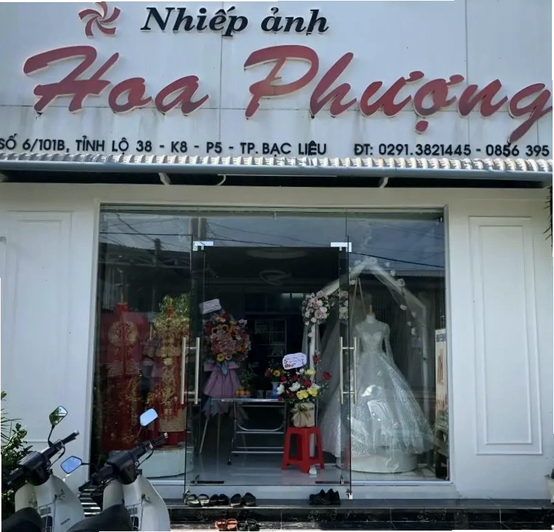 Cô gái mỉm cười nhẹ nhàng sau khi đã khóc