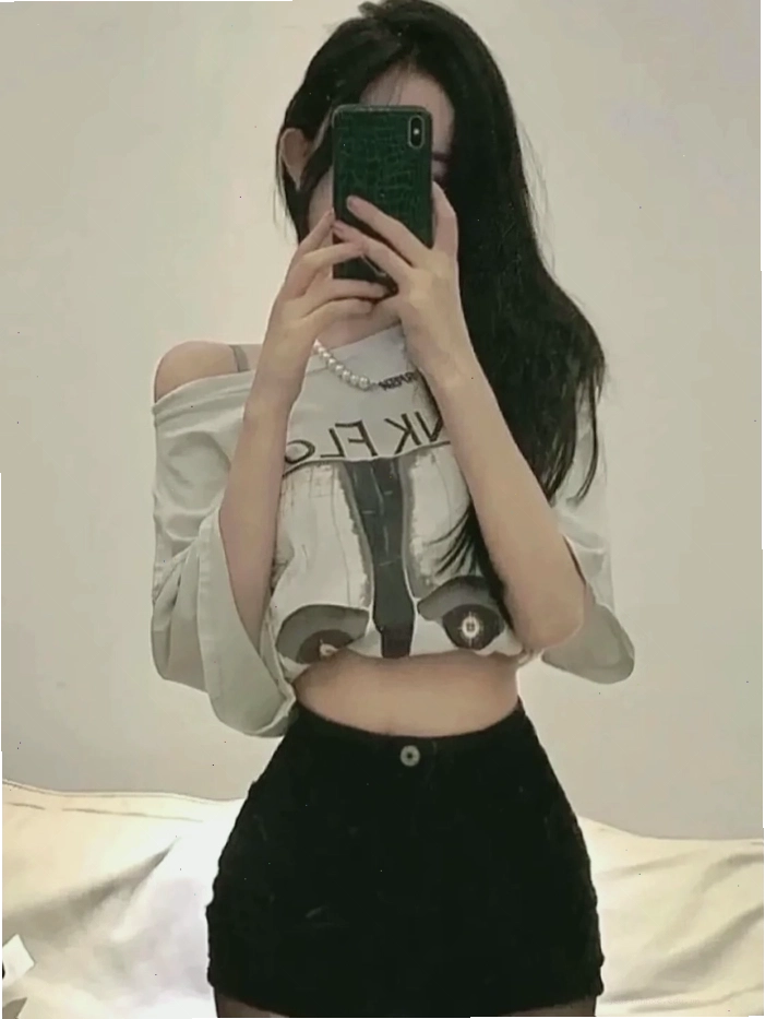 Cô gái ngầu che mặt bằng điện thoại