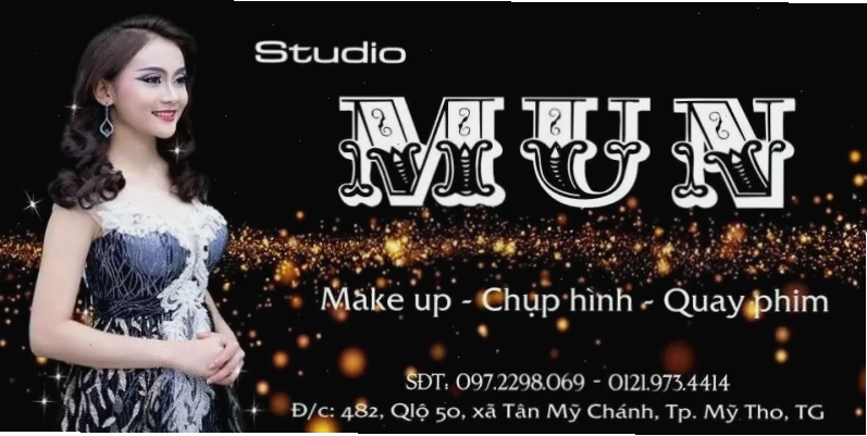 Cô gái ngồi một mình trên ghế đá công viên