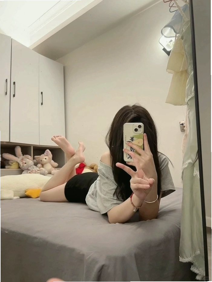 Cô gái ngồi một mình trong phòng, che mặt