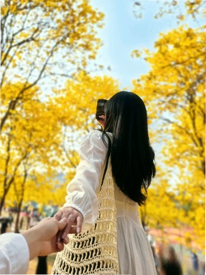Cô gái ngồi thư giãn trên bãi cỏ xanh mướt