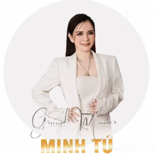 Cô gái ngồi trầm tư bên khung cửa