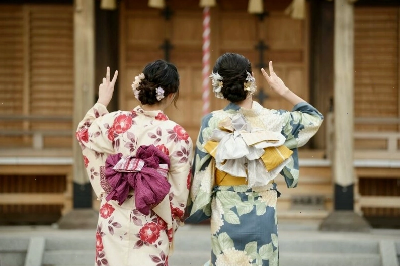 Cô gái Nhật Bản trẻ trung diện Yukata dạo phố