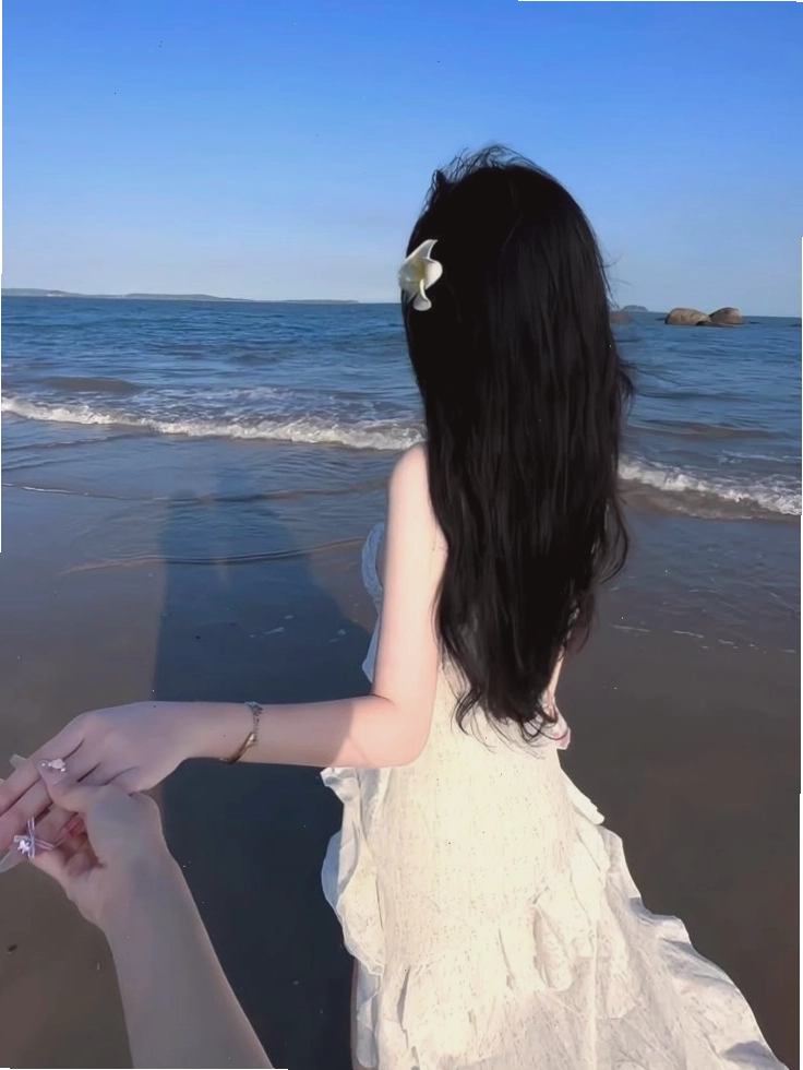 Cô gái quay lưng bước đi trên con đường lát đá