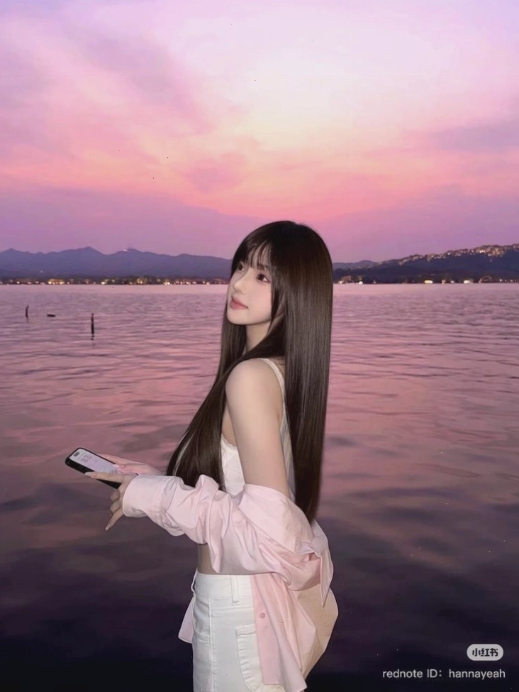 Cô gái quay lưng dưới ánh đèn đêm lung linh