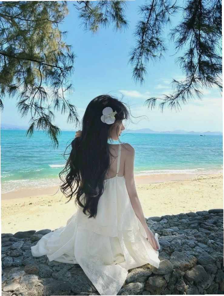 Cô gái quay lưng dưới ánh hoàng hôn lãng mạn