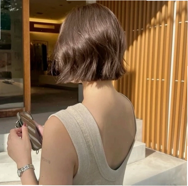 Cô gái quay lưng dưới ánh sáng tự nhiên
