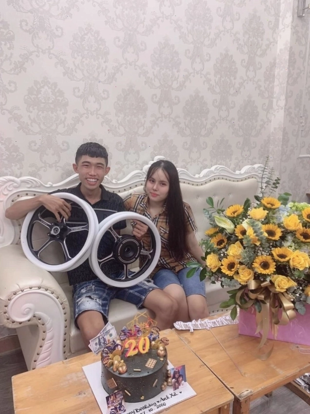 Cô gái tạo dáng bên chiếc xe độ biển số đẹp