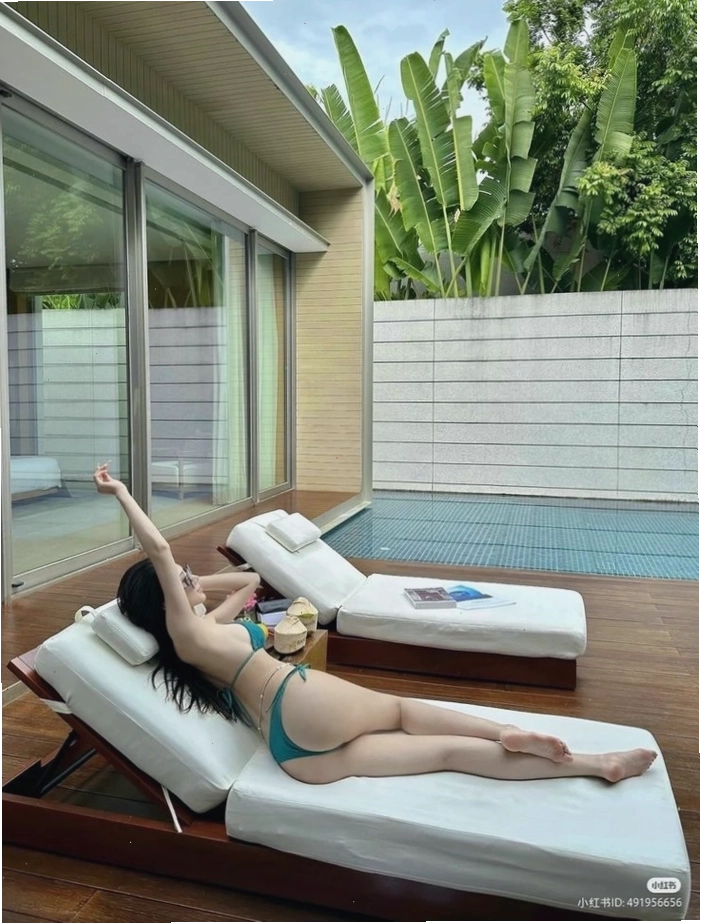 Cô gái tạo dáng cute tự nhiên trong trang phục dạo phố