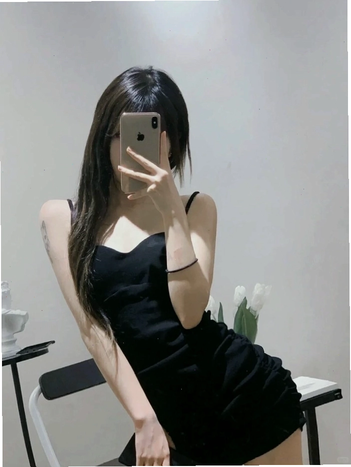 Cô gái tạo vibe bí ẩn với ảnh che mặt bằng điện thoại