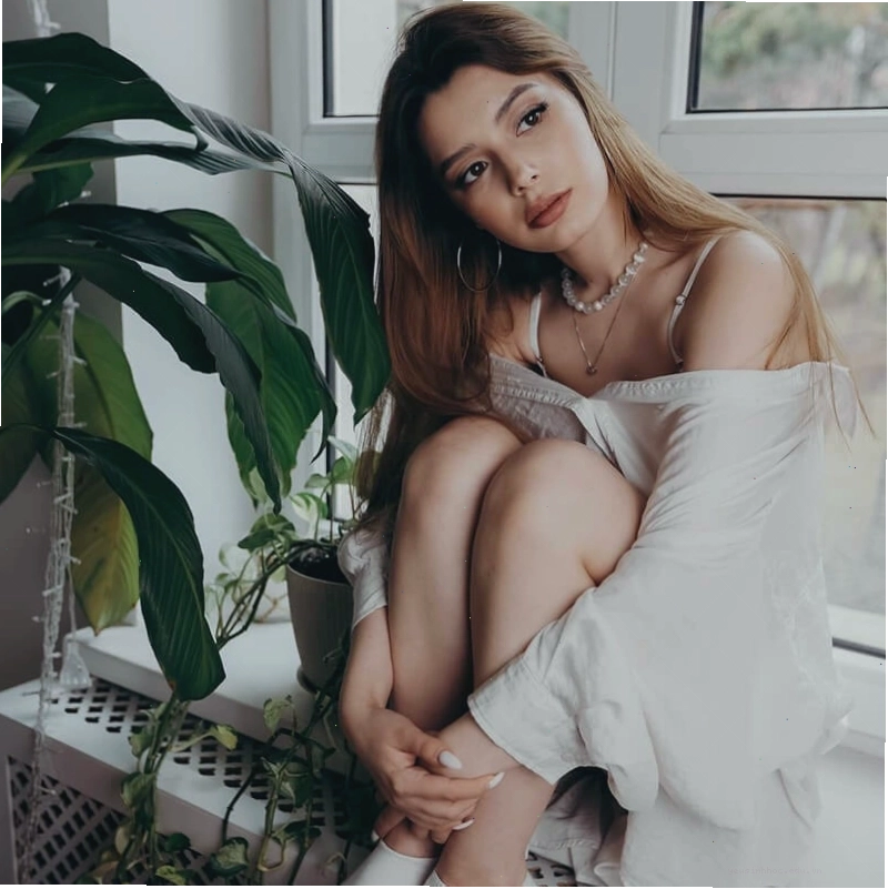 Cô gái tây với vẻ mặt trầm tư, suy tư