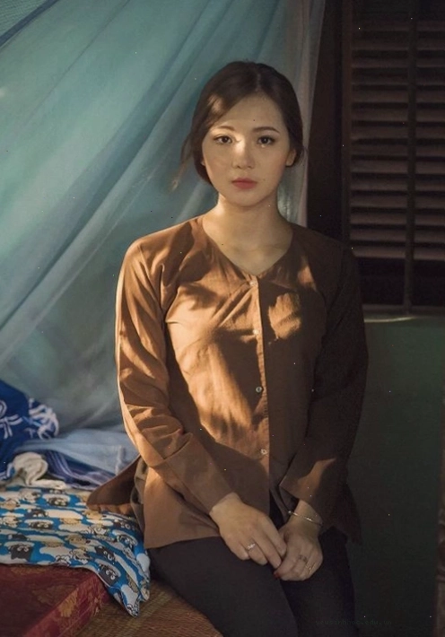 Cô gái thôn quê xinh đẹp dịu dàng với nụ cười tươi tắn bên cánh đồng lúa