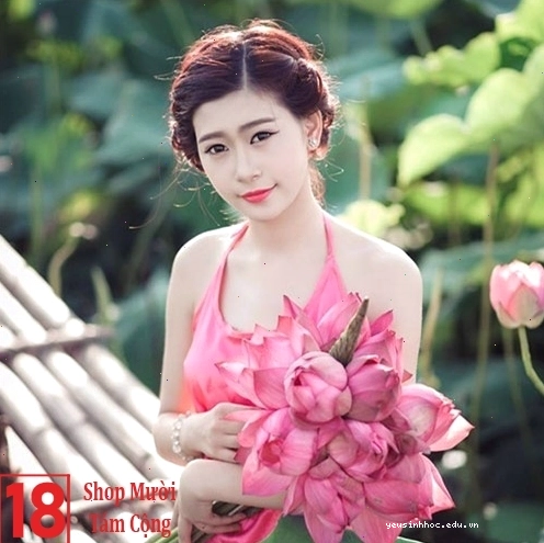 Cô gái tinh khôi cầm hoa sen trắng