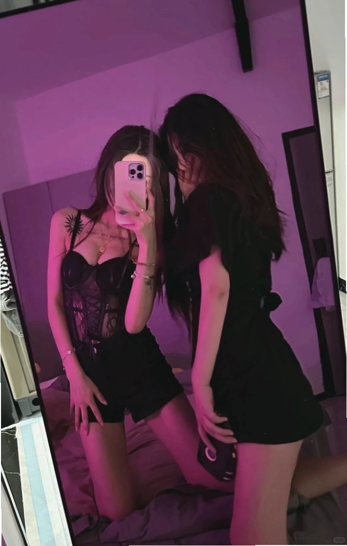 Cô gái tóc dài cầm điện thoại che mặt đầy duyên dáng