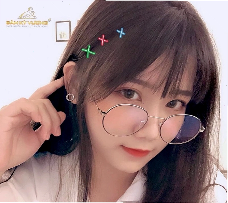 Cô gái tóc dài đeo kính đẹp và thu hút